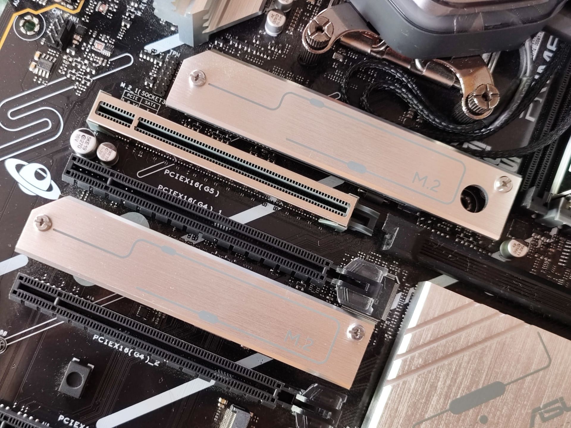 You get 4x PCIe x16 slots, but support is tricky (Image via Sportskeeda)